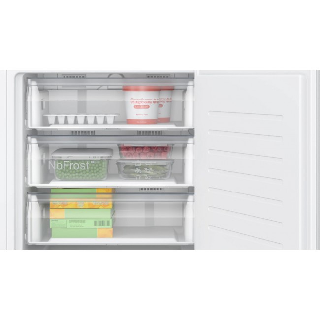 Series 4 Built-under freezer 82 x 59.8 cm flat hinge