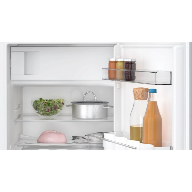 Series 4 Built-under fridge with freezer section 82 x 59.8 cm flat hinge