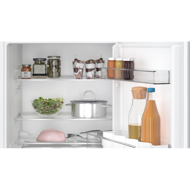 Series 4 Built-under fridge 82 x 59.8 cm flat hinge