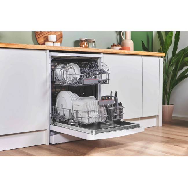 Series 4 Free-standing dishwasher 60 cm White